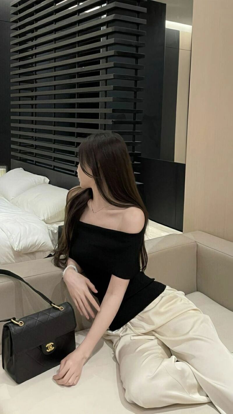 ảnh cô gái trên sofa