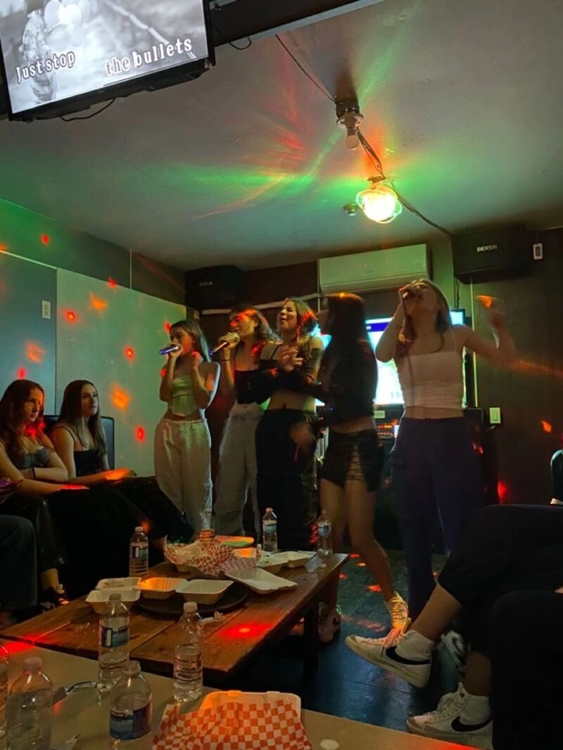 ảnh gái hát karaoke