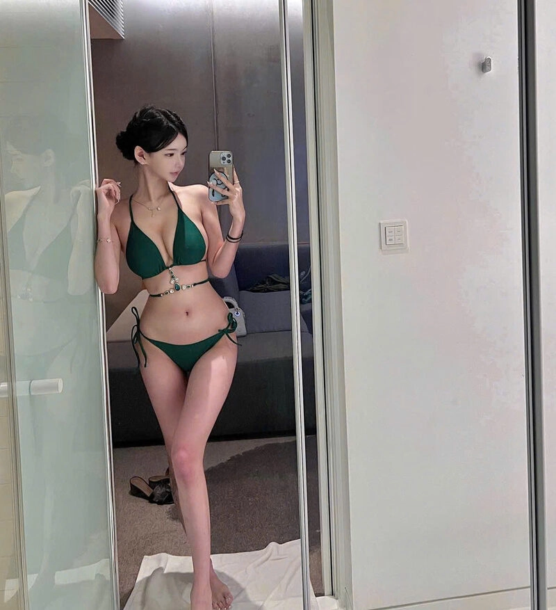 Hình ảnh gái mặc bikini trước gương