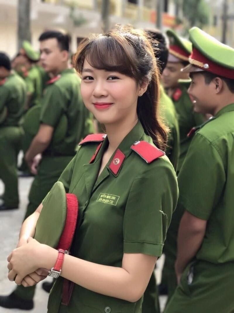 hình ảnh nữ cảnh sát xinh đẹp