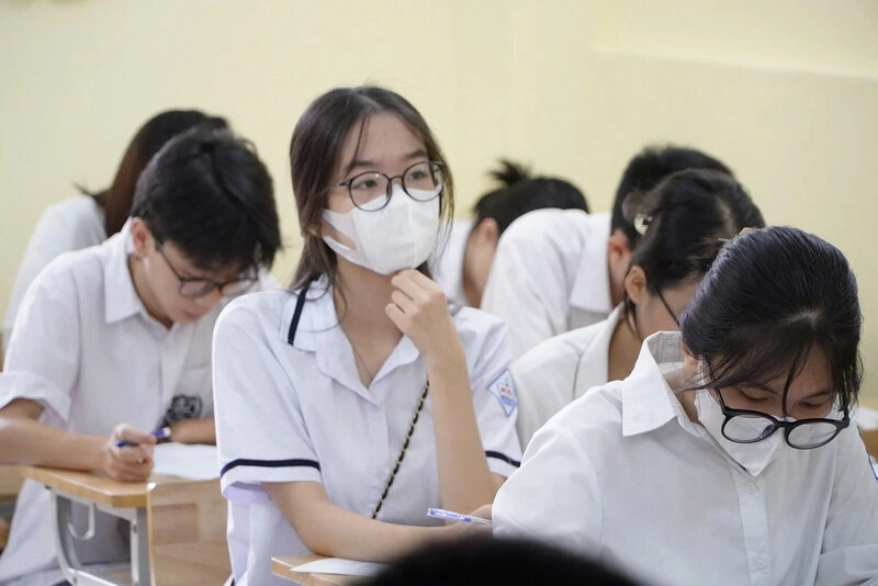 Hình ảnh học sinh lớp 6 học tập siêng năng