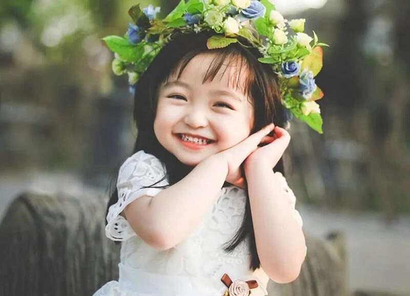 Hình ảnh bé gái đẹp cute tràn đầy năng lượng