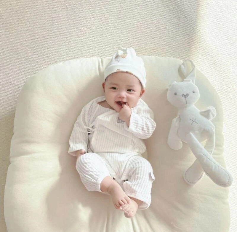 baby ảnh bé gái sơ sinh dễ thương