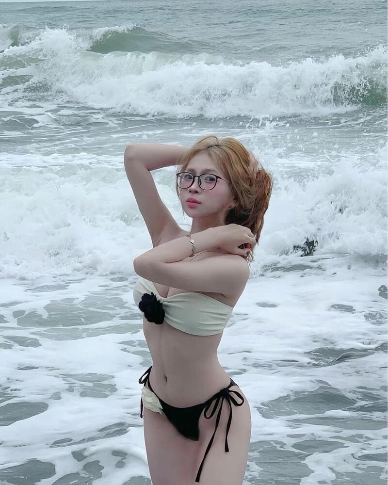 gái xinh mặc bikini lọt khe