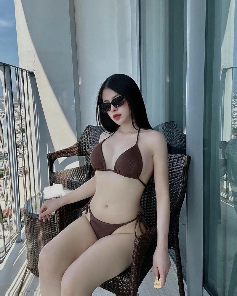 gái xinh mặc bikini lọt khe