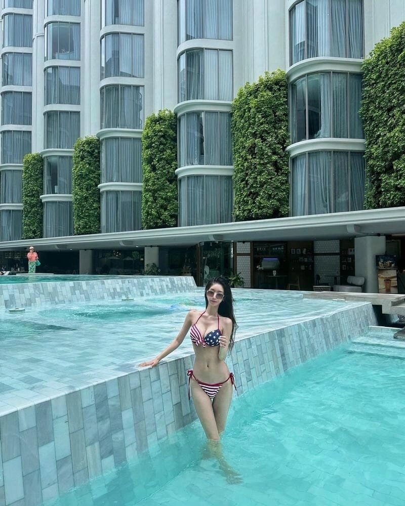 gái xinh mặc bikini lọt khe