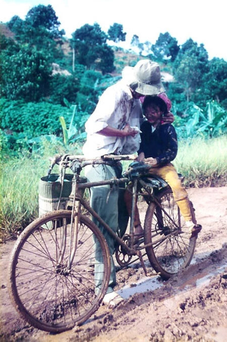 hình ảnh cha chở con gái trên xe đạp