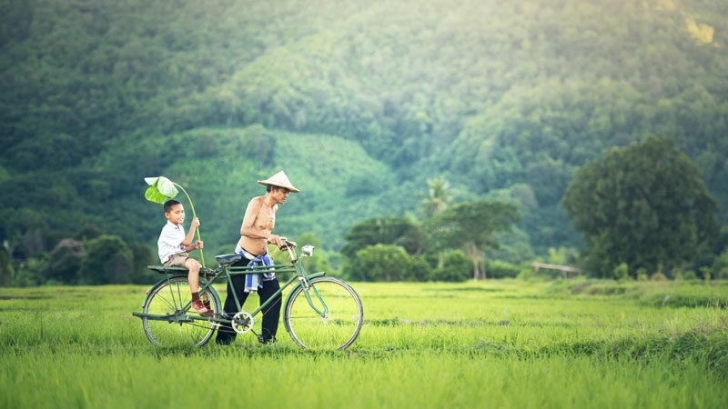 hình ảnh cha chở con gái trên xe đạp