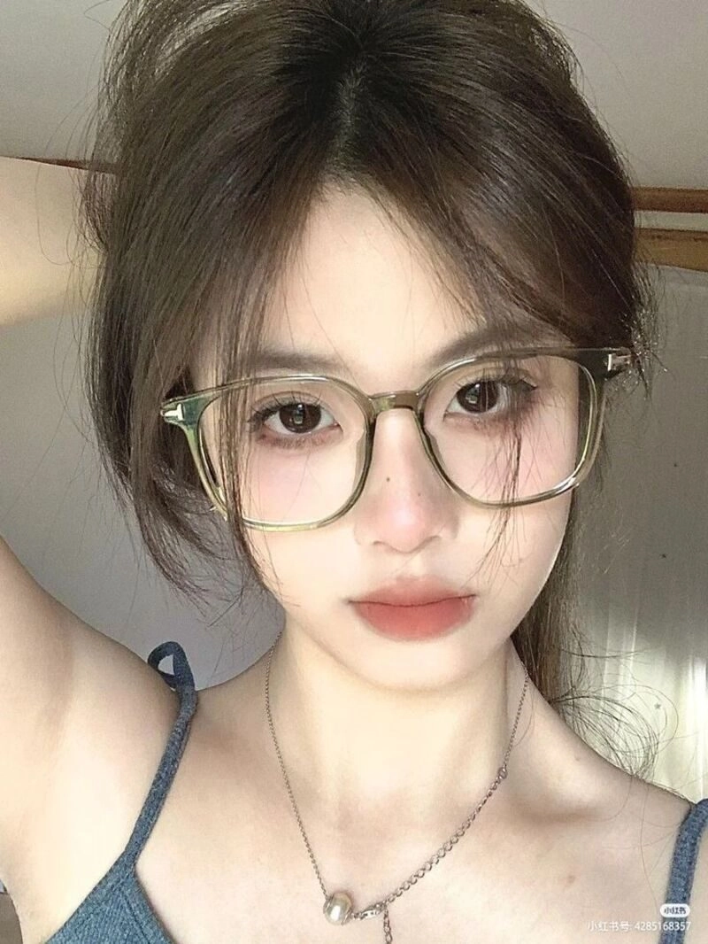 Hình ảnh gái xinh đeo mắt kính selfie