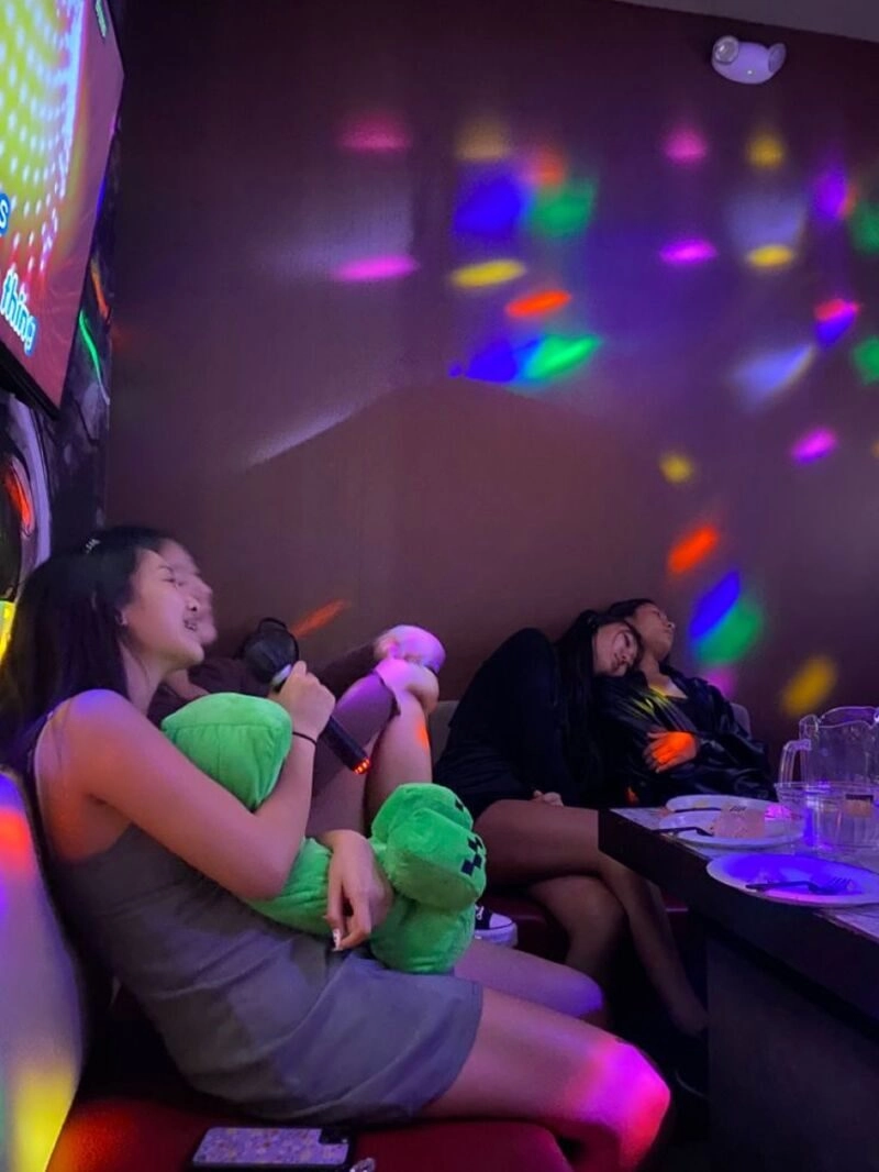 hình ảnh gái rót bia quán karaoke