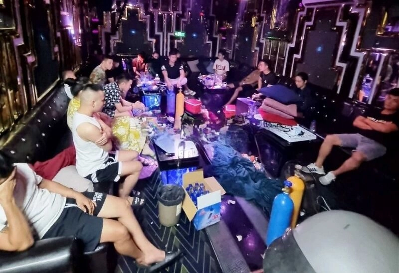 hình ảnh karaoke nữ