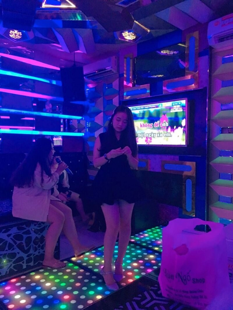 hình ảnh karaoke tay vịn