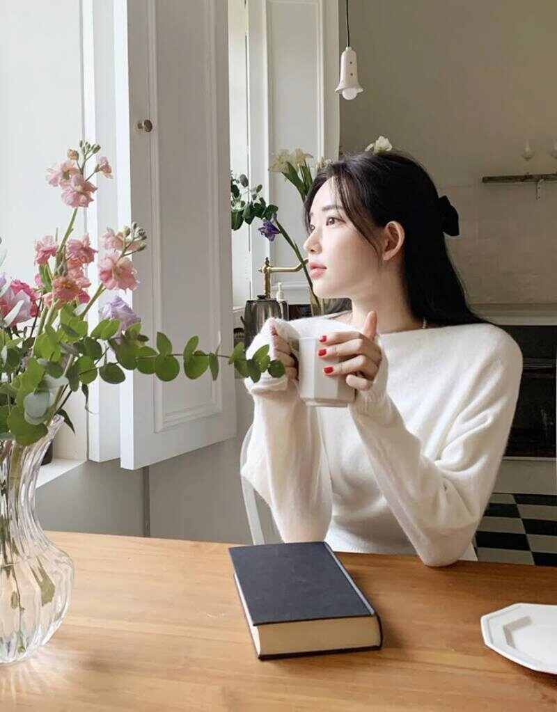 ảnh cô gái ngồi uống cafe