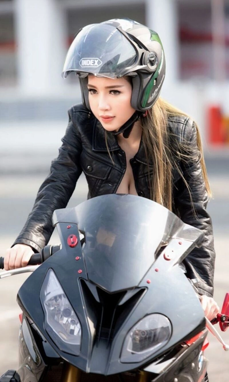 ảnh con gái đi xe moto chất