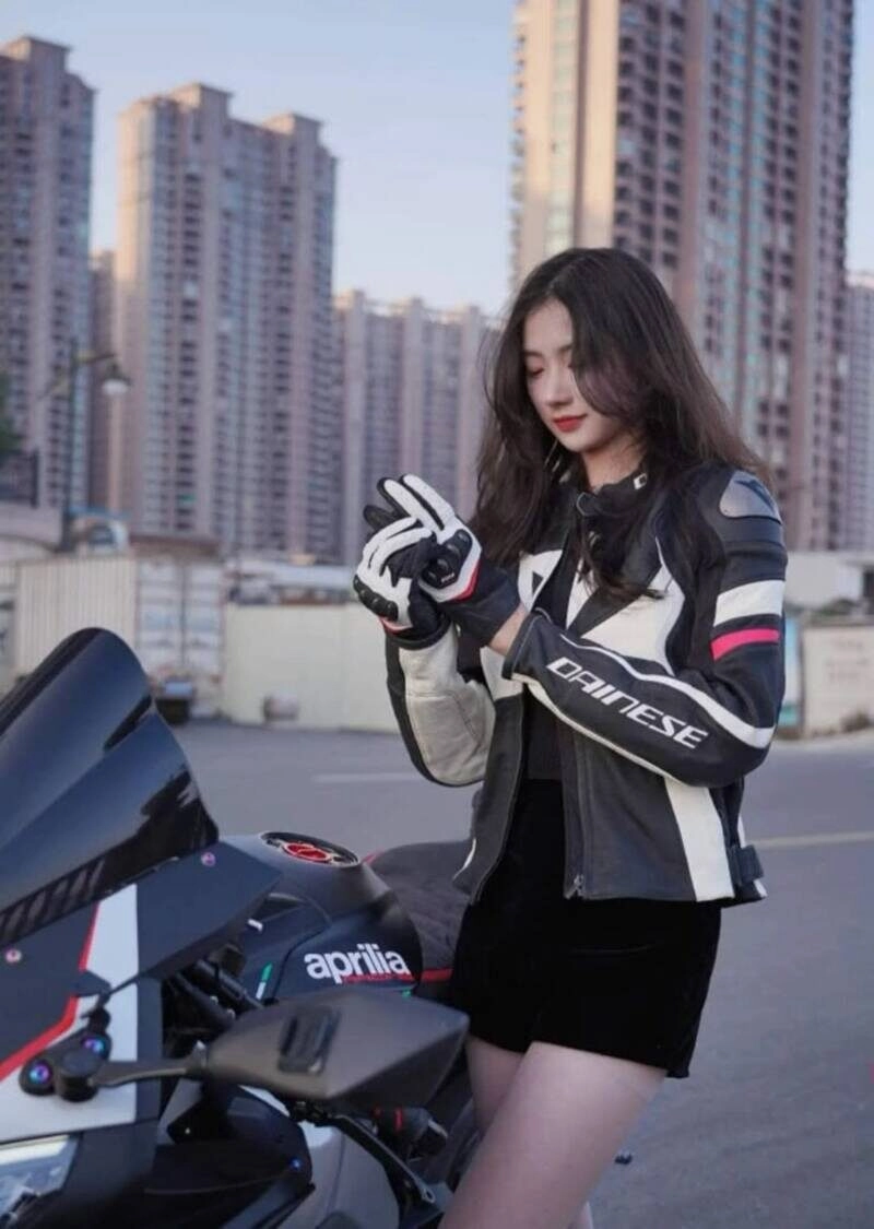 ảnh con gái đi xe moto chất