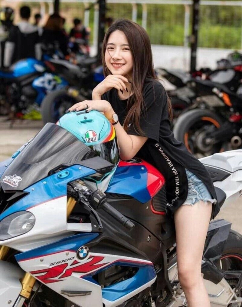 ảnh con gái đi xe moto chất